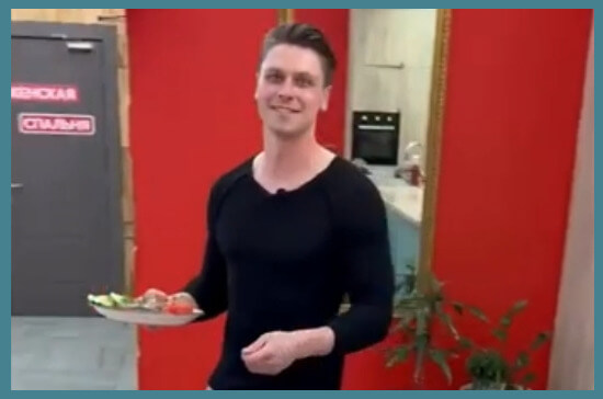 Новенький Дмитрий строит отношения с двумя девушками одновременно